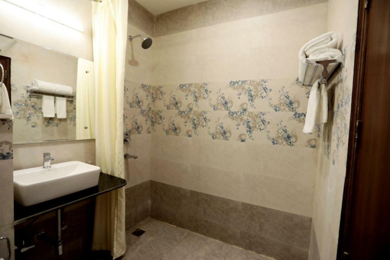 Royal Imperio Hotel Faridabad Bagian luar foto