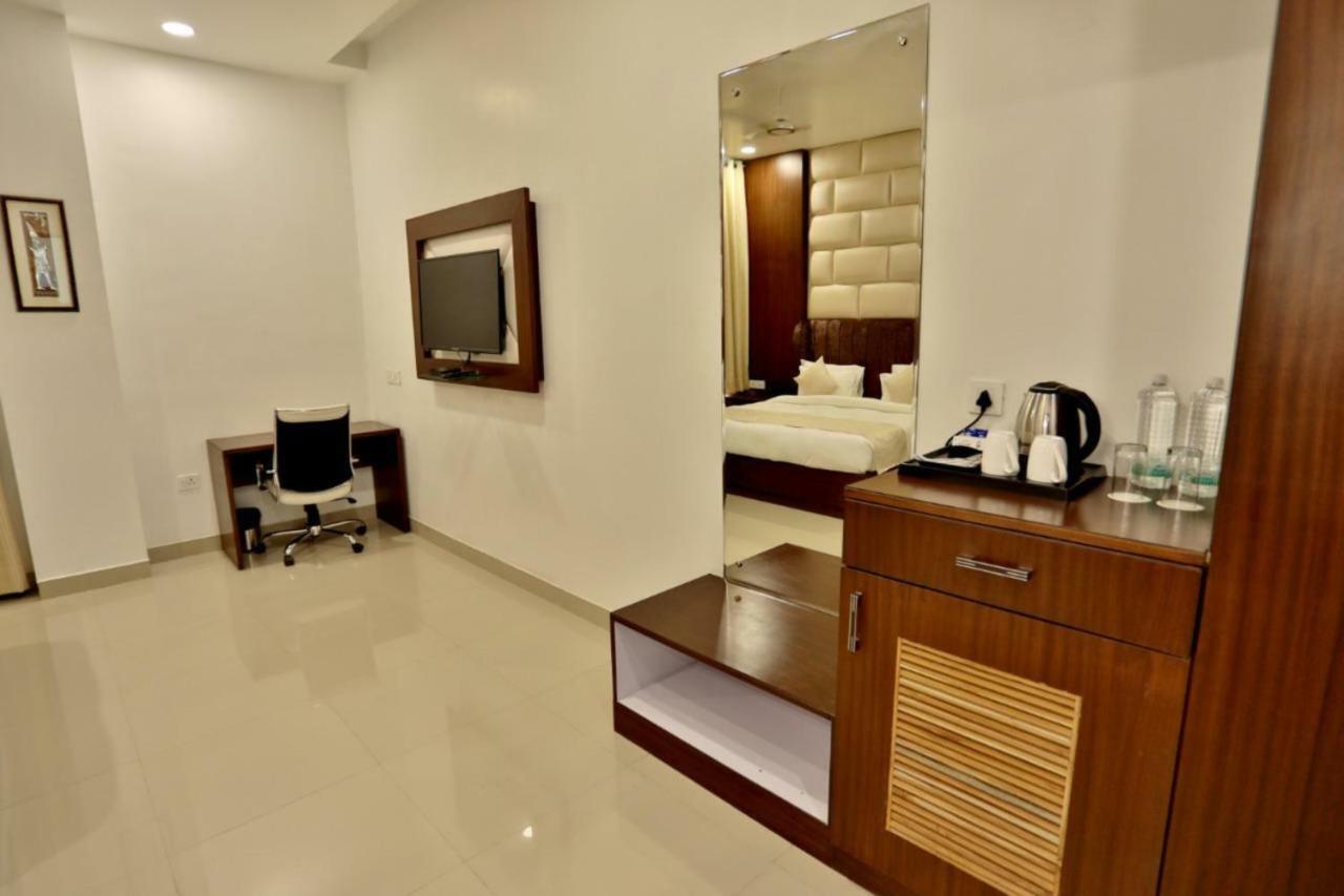 Royal Imperio Hotel Faridabad Bagian luar foto