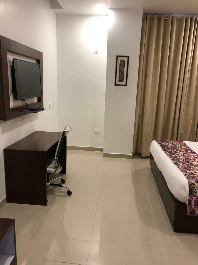 Royal Imperio Hotel Faridabad Bagian luar foto