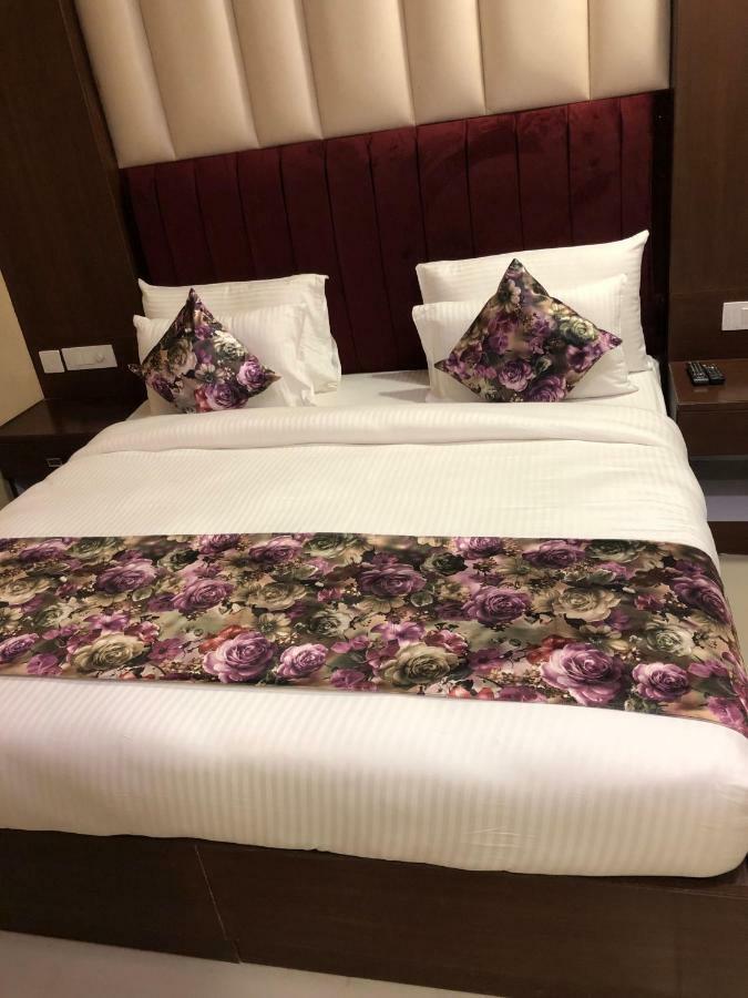 Royal Imperio Hotel Faridabad Bagian luar foto
