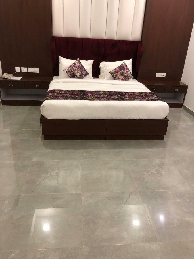 Royal Imperio Hotel Faridabad Bagian luar foto