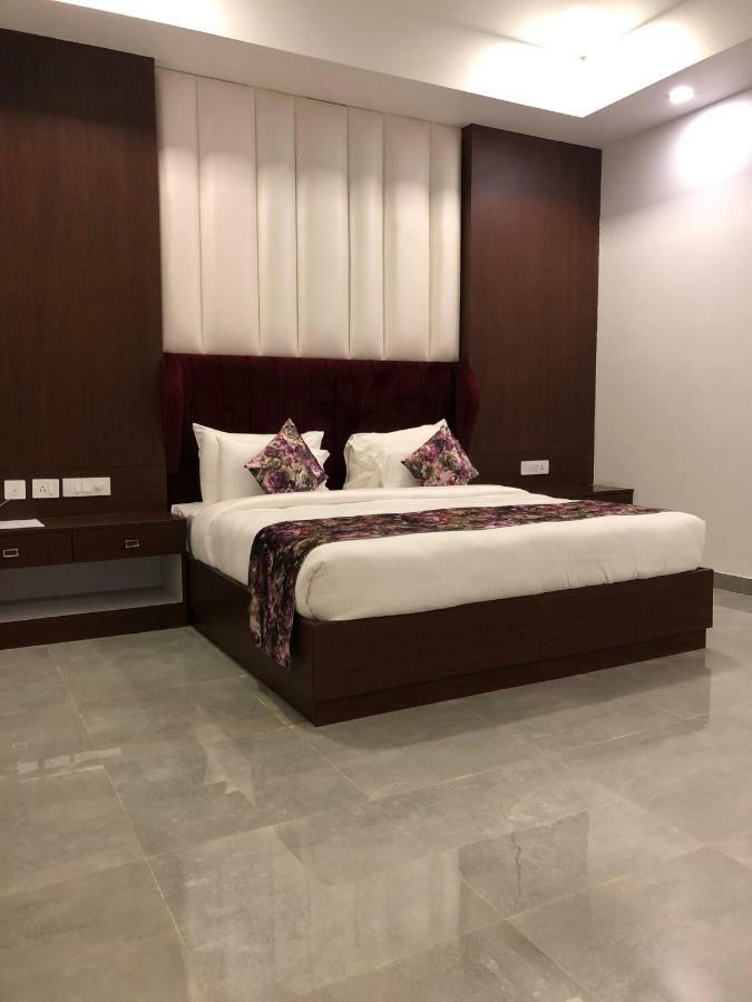 Royal Imperio Hotel Faridabad Bagian luar foto